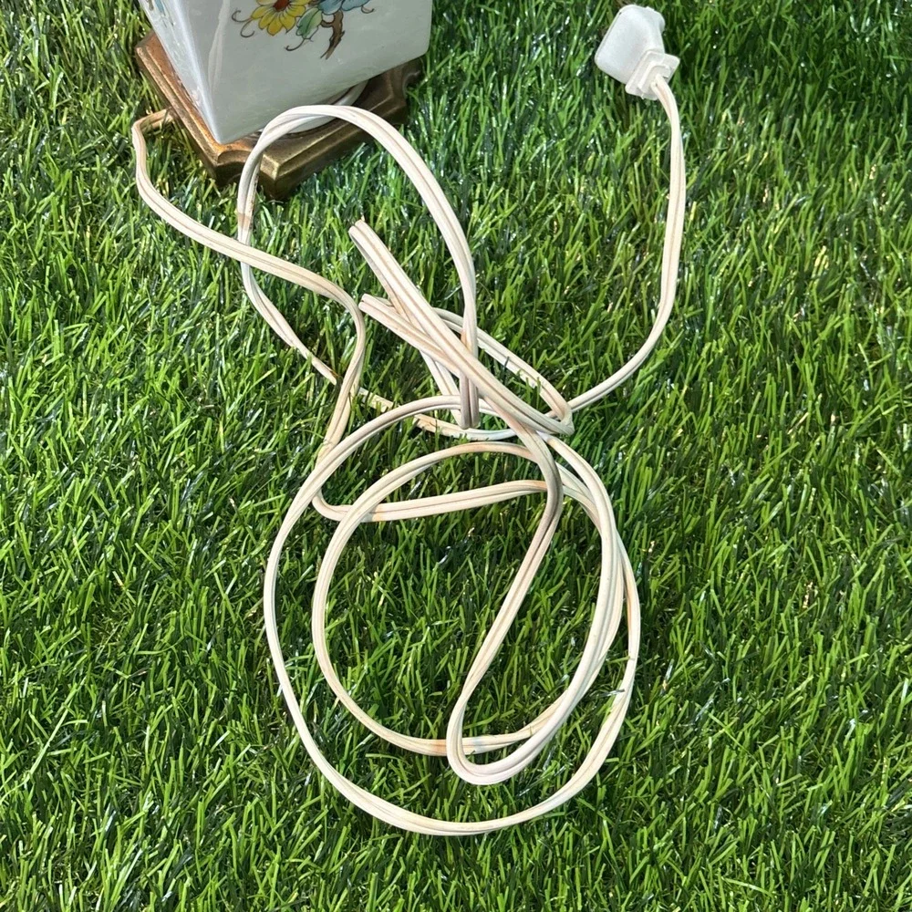 Vintage WWII-Era Ceramic Boudoir Lamp Mold 449 – Floral – Brass Base – Working‎